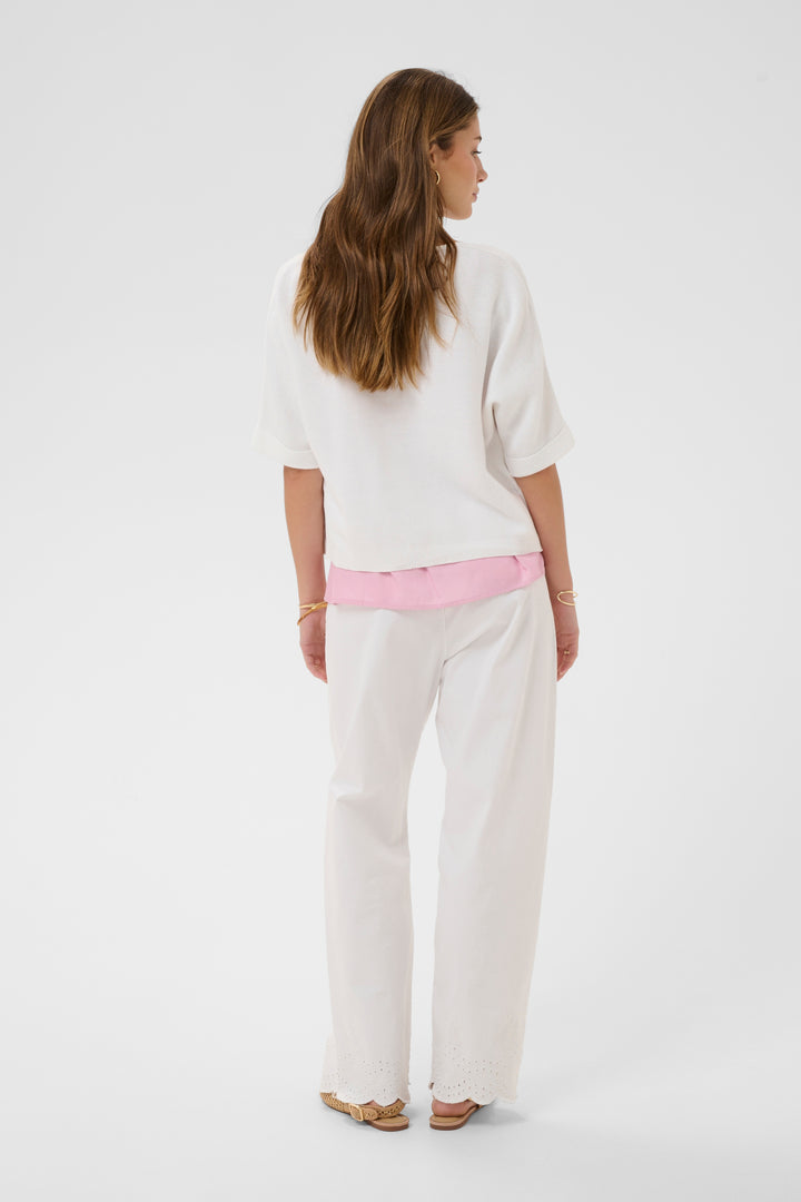 Femme portant la Veste avec manches Sillar, coupe fluide ouverte, manches courtes, élégante pour un look moderne et décontracté.