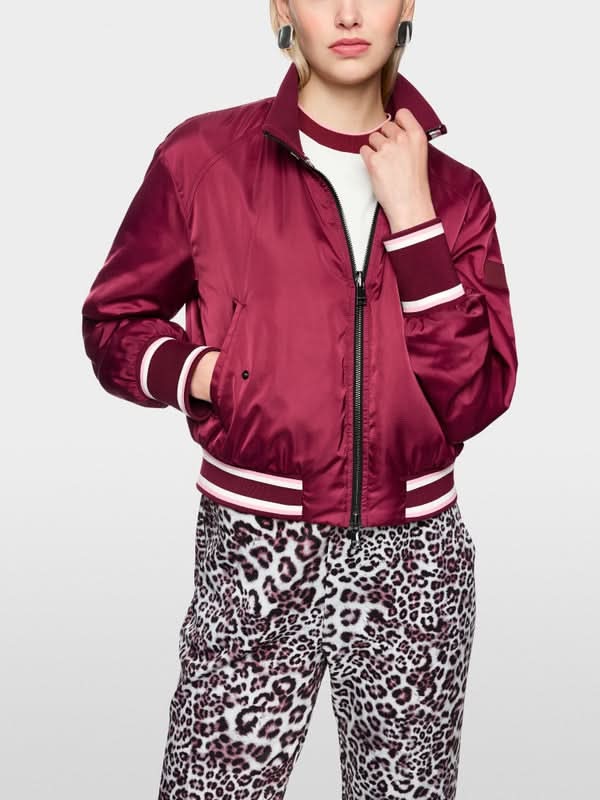 Veste bomber réversible bordeaux avec poignets tricotés contrastés et intérieur imprimé léopard, parfaite pour un look sportif et décontracté.
