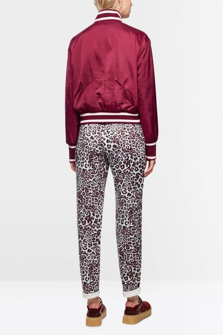 Person wearing une veste bomber réversible avec des poignets tricotés contrastés et un motif léopard, vue de dos.
