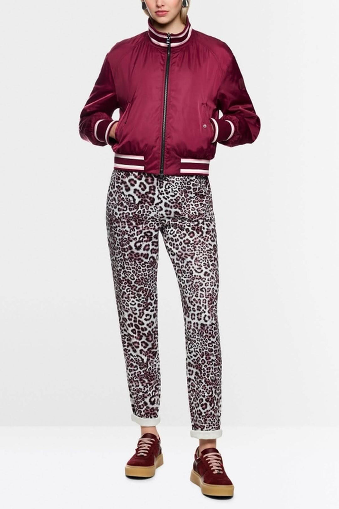 Veste bomber réversible avec côté imprimé léopard et poignets contrastés modernes, idéale pour un look décontracté et sportif.