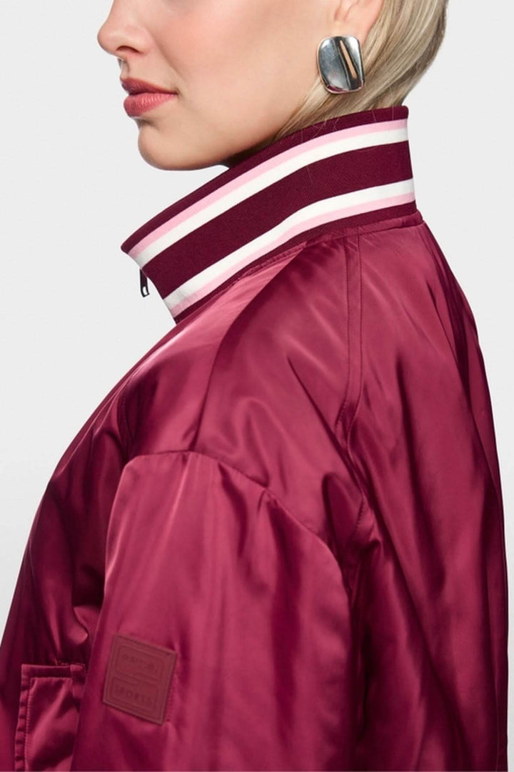 Veste bomber réversible bordeaux avec col à rayures et poche visible, offrant une allure moderne et détendue.