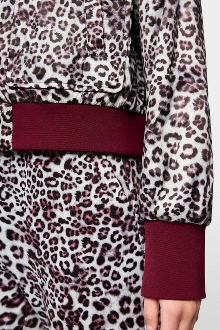Veste bomber réversible avec imprimé léopard et poignets contrastés rouges, vue de près.