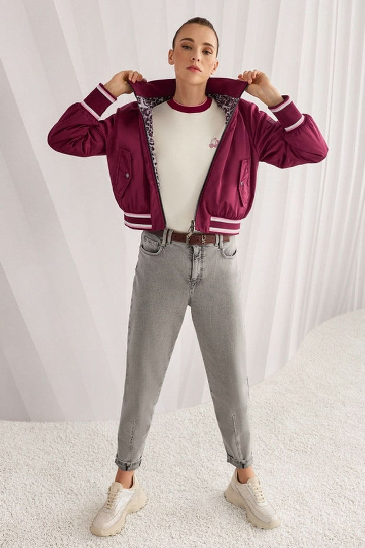 Veste bomber réversible avec motif léopard, manches contrastées modernes et coupe sportive élégante.