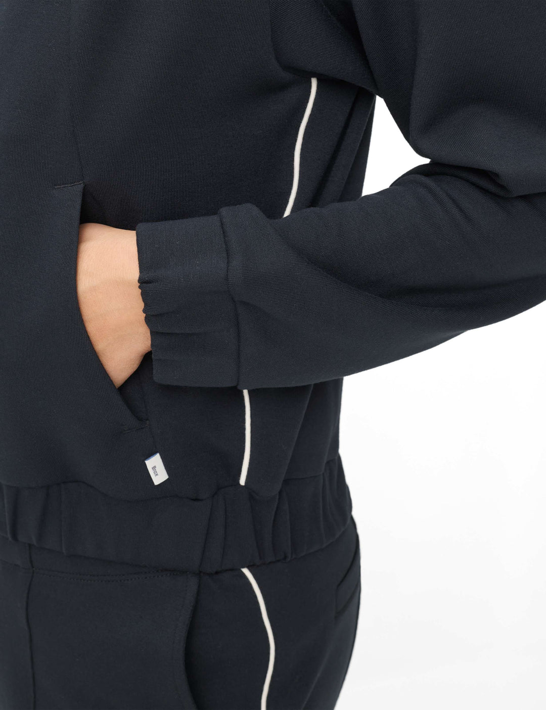Détail des manches et poches de la Veste bomber zipée BECKY L avec lignes nettes et design minimaliste.