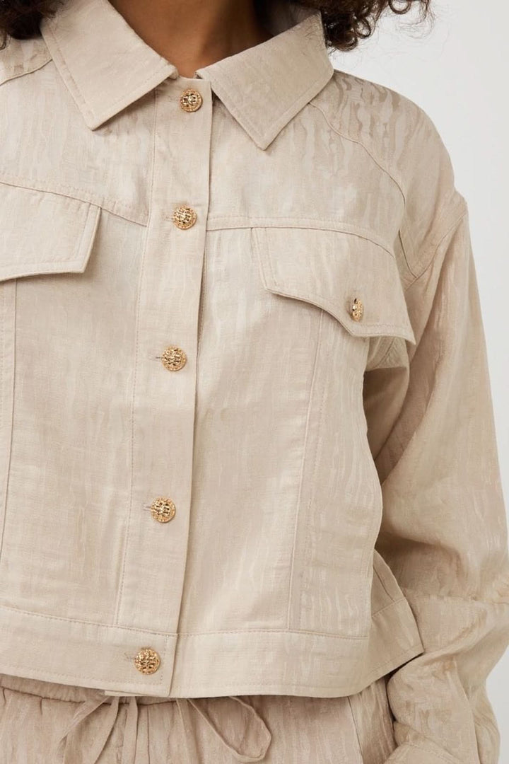 Veste courte en jacquard texturé, boutons dorés, poches poitrine, style moderne et raffiné.