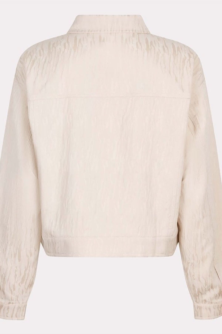 Veste courte en jacquard texturé beige, vue arrière, avec col chemise et manches volumineuses.