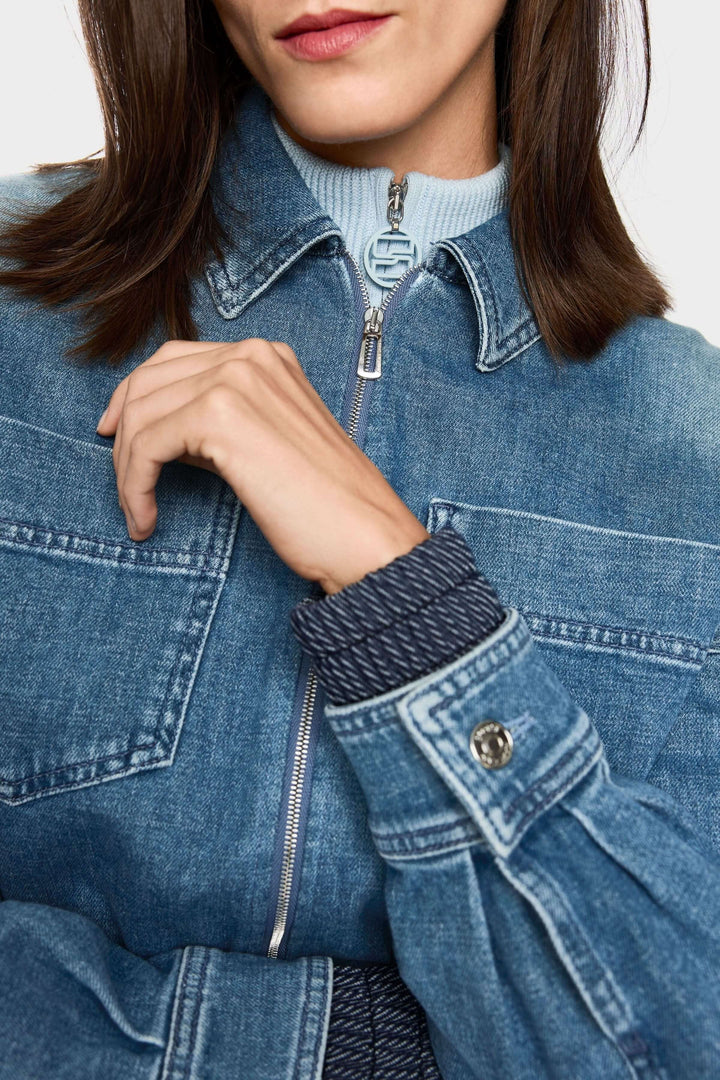 Veste courte en jean avec fermeture éclair pour un style moderne et structuré, vue des détails sur la fermeture et les poches.