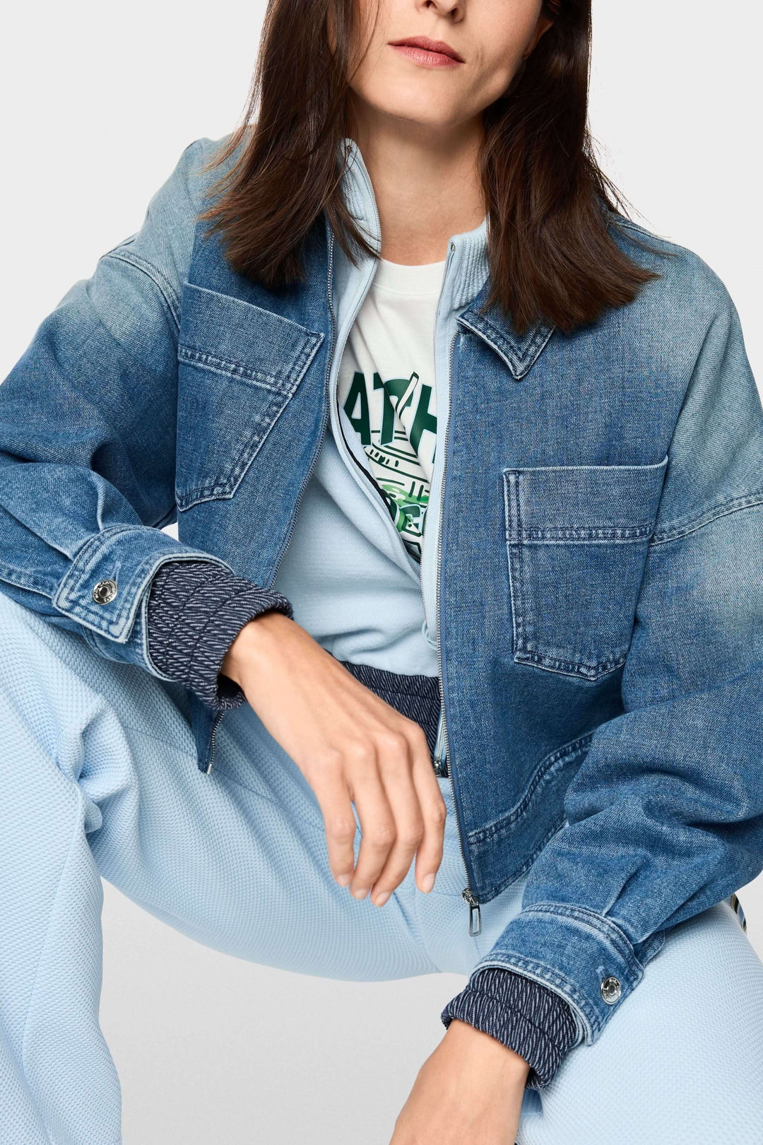 Veste courte en jean avec fermeture éclair, coupe ample, poches plaquées, denim souple pour un style moderne et confort quotidien.
