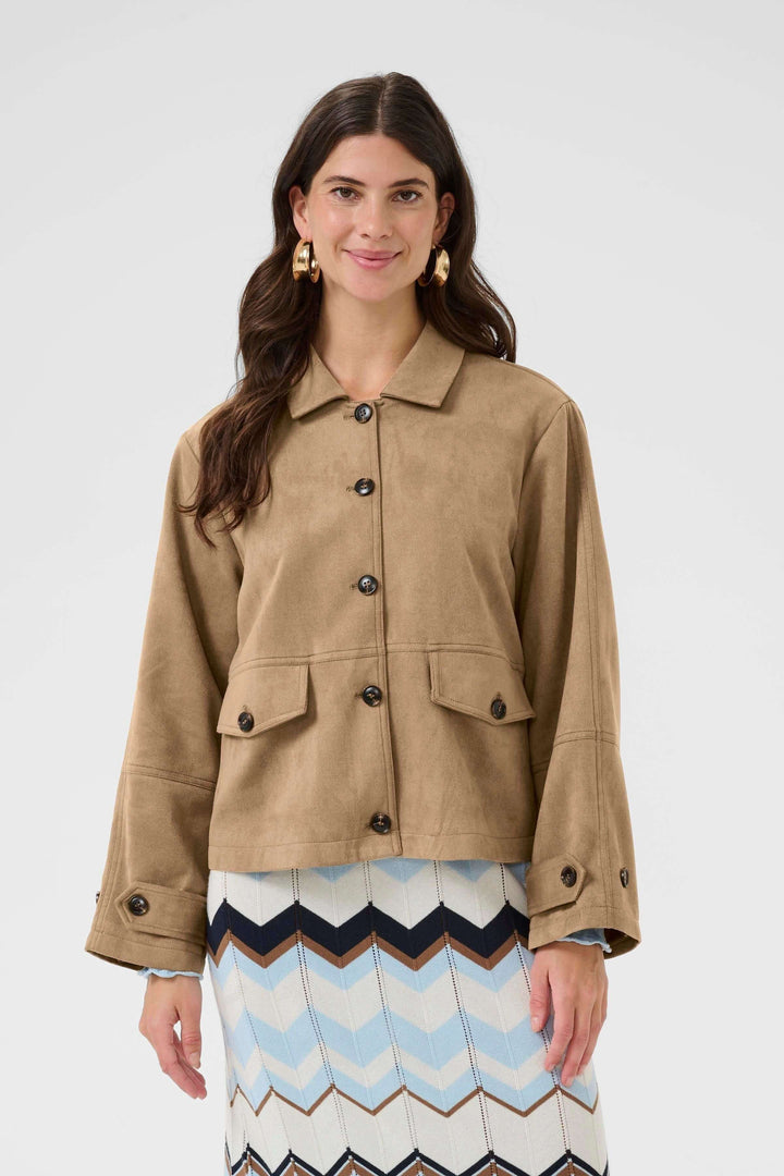 Veste décontractée Cala en matière effet suédé, coupe droite structurée, idéale pour des tenues mi-saison raffinées.