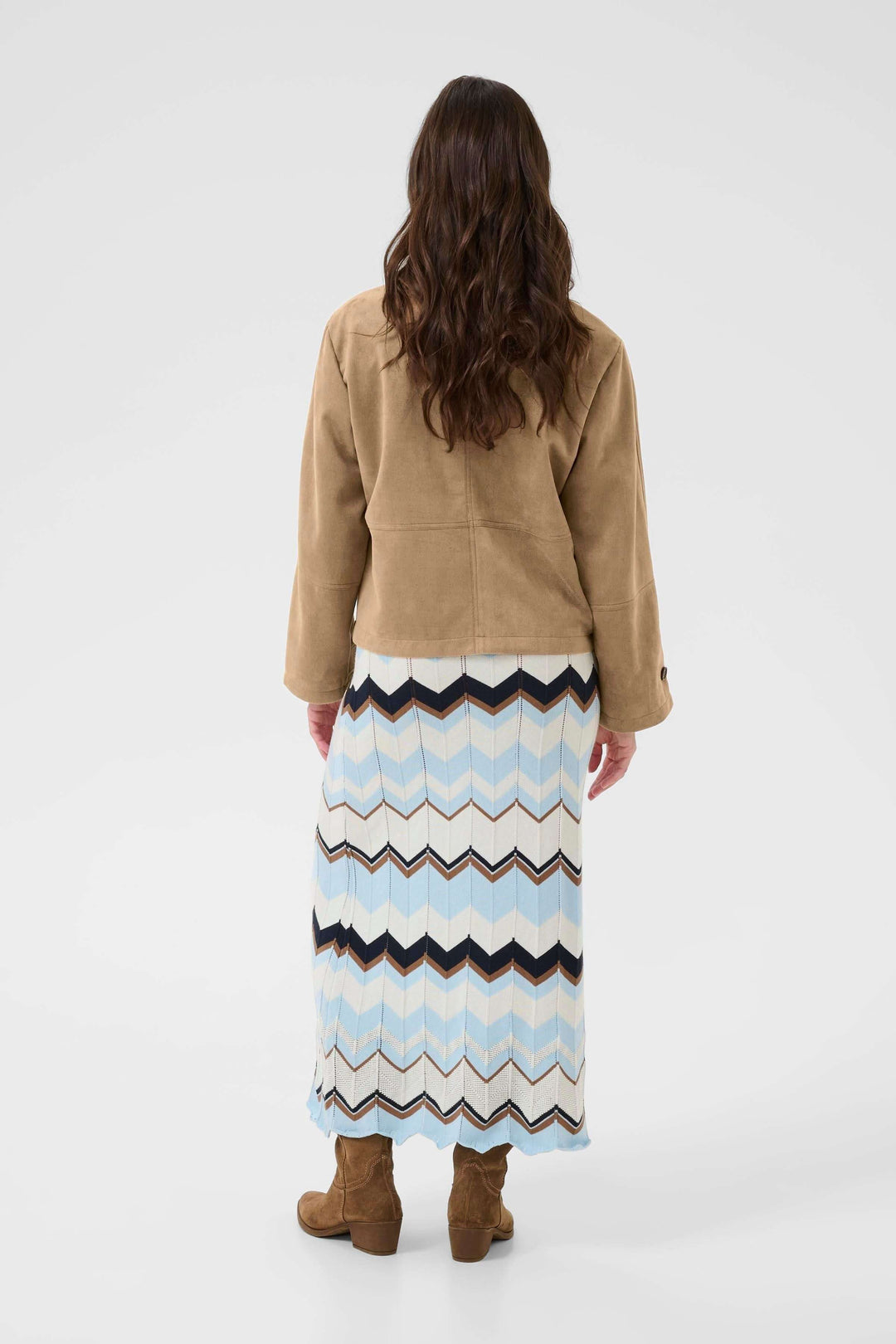 Femme portant une Veste décontractée Cala en effet suédé, vue arrière avec robe longue et bottes, style chic et moderne.