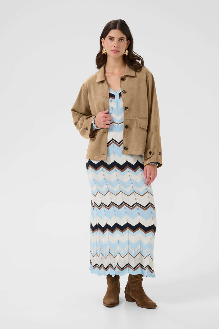 Femme portant une veste décontractée Cala en suédine avec une robe longue à motifs pour un look mi-saison élégant.