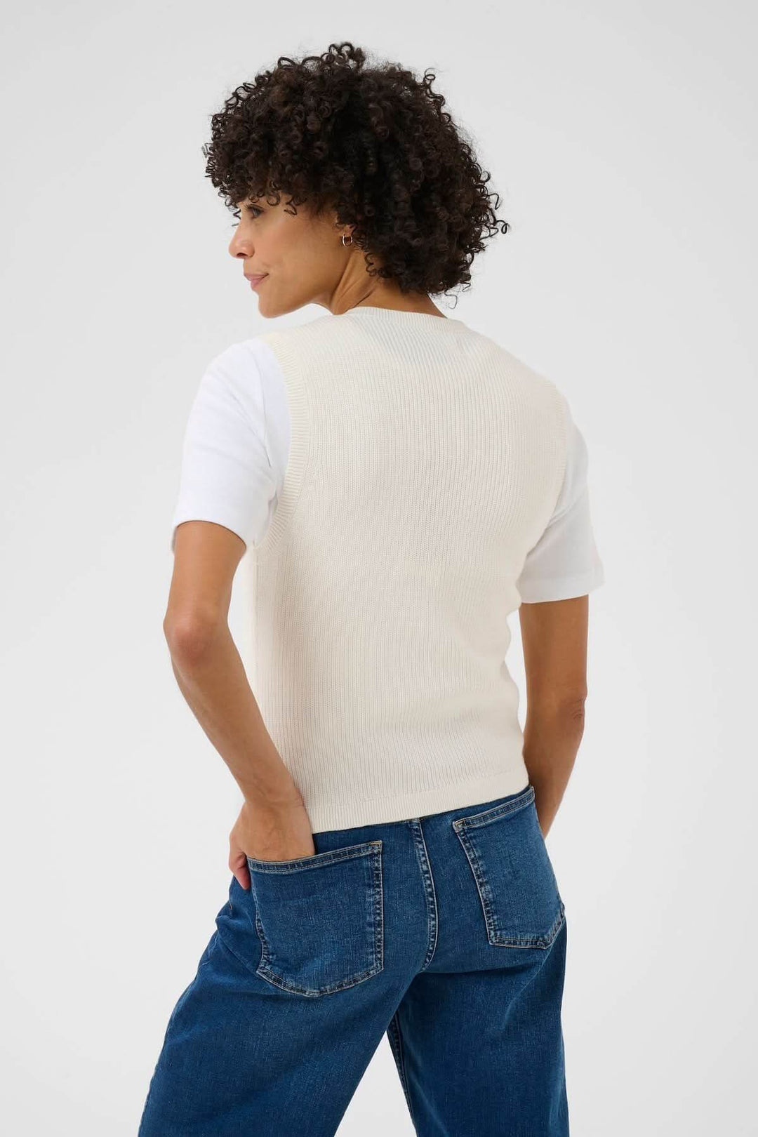 Veste de tricot Gemma vue de dos, coupe droite et sans manches, avec encolure ronde. Parfaite pour une allure minimaliste et raffinée.
