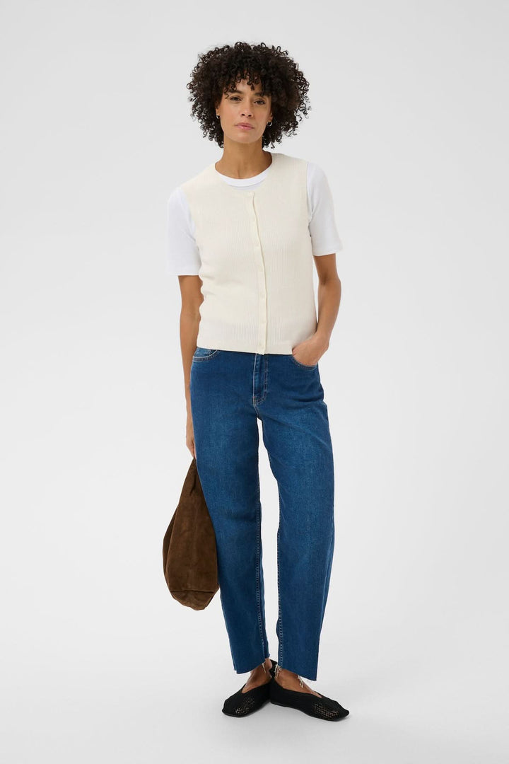 Femme portant la Veste de tricot Gemma sans manches, coupe droite minimaliste.