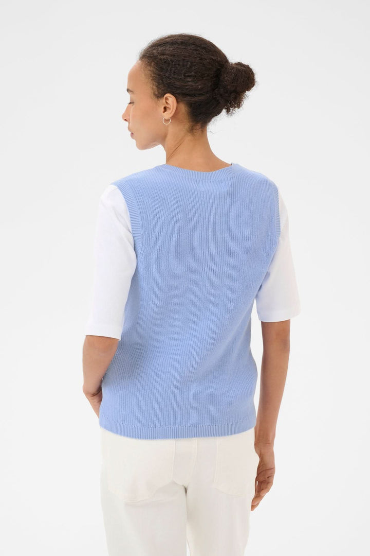 Vue arrière du Veste de tricot Gemma en bleu, coupe droite sans manches, idéal pour un look minimaliste et élégant.