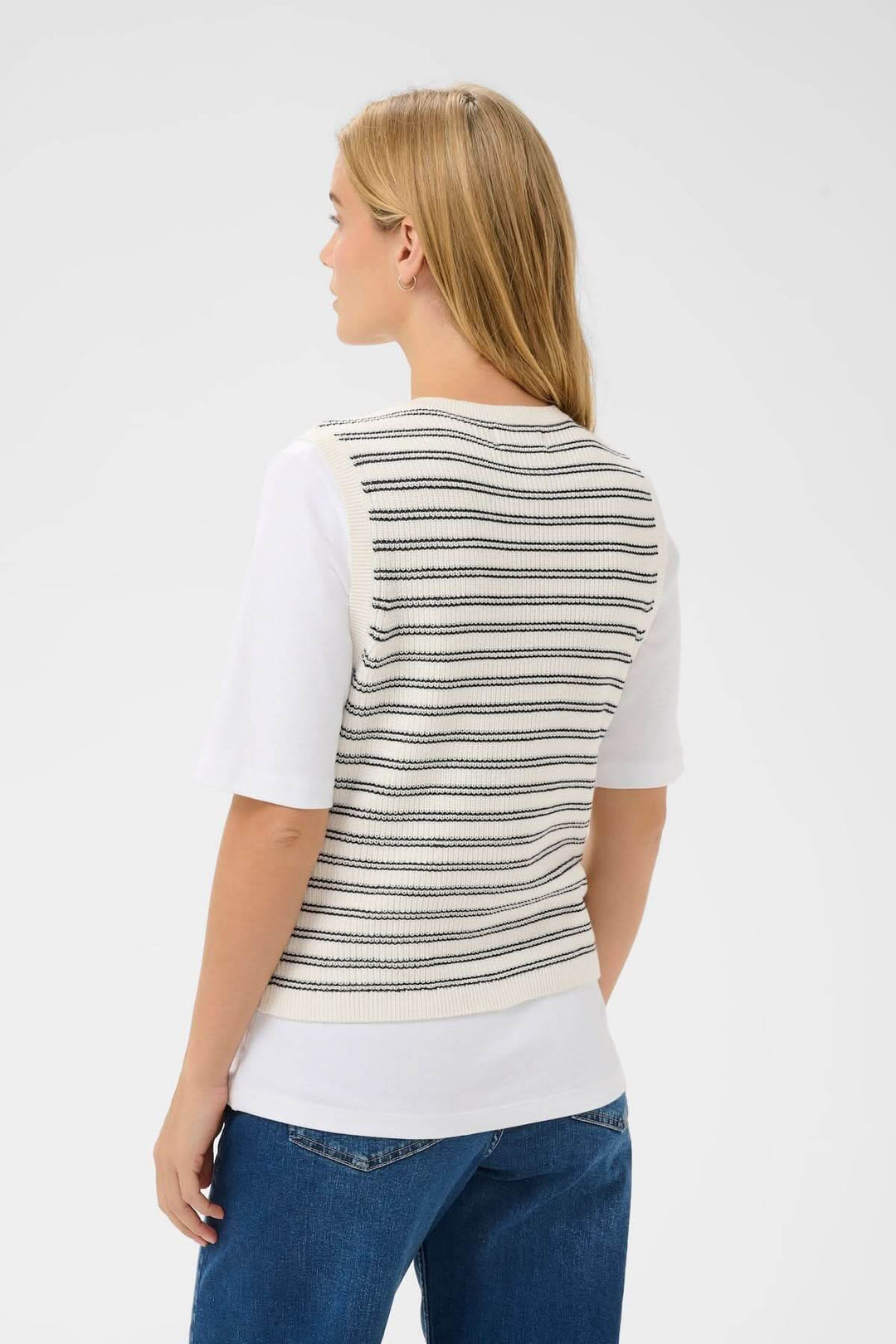 Veste de tricot Gemma sans manches à rayures, vue arrière, sur une femme portant un t-shirt blanc et un jean bleu.