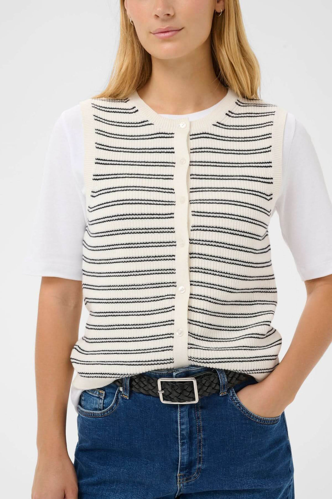 Veste de tricot Gemma sans manches à rayures noires et blanches, coupe droite, encolure ronde, style minimaliste et raffiné.