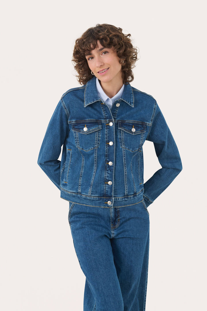 Veste en jeans Nicholia, classique et polyvalente, portée par modèle; fermeture boutons métalliques, idéal pour superpositions.