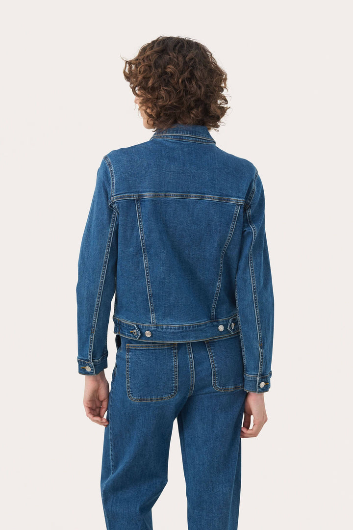 Veste en jeans Nicholia, coupe droite classique avec finitions en denim, vue de dos.