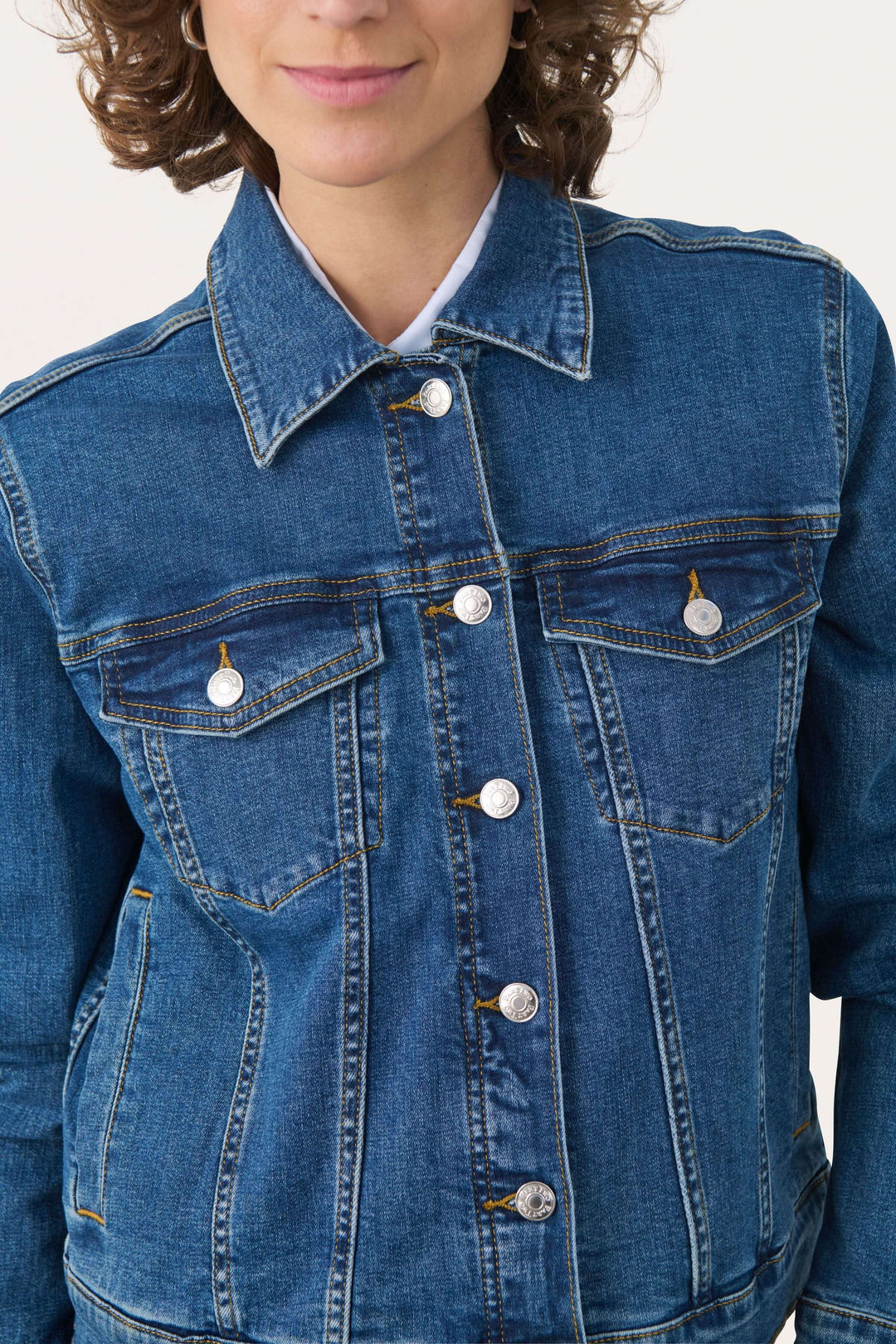 Veste en jeans Nicholia avec coupe droite et boutons métalliques, pièce polyvalente pour un style intemporel et pratique.