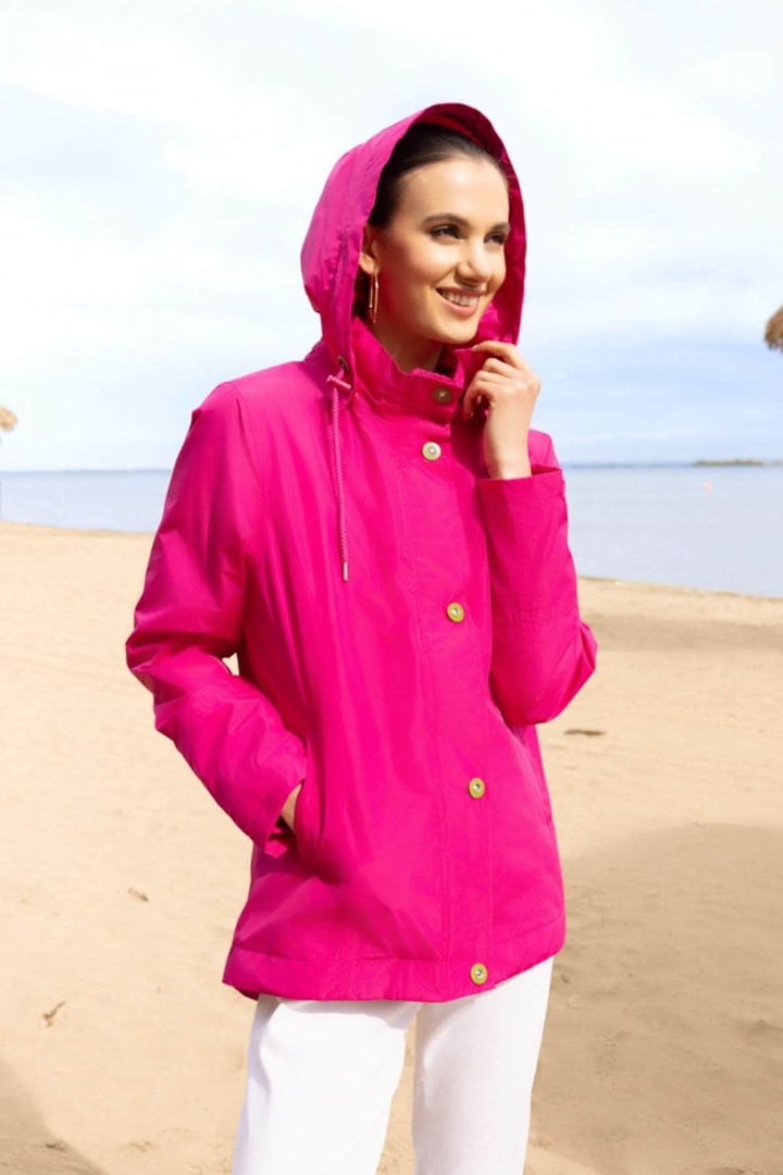 Femme portant une veste légère à capuche rose, confortable pour les sorties en plein air et les looks décontractés quotidiens.