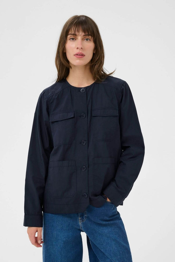 Veste légère utilitaire Aziza avec coupe droite et col rond, idéale pour un look quotidien décontracté ou soigné.