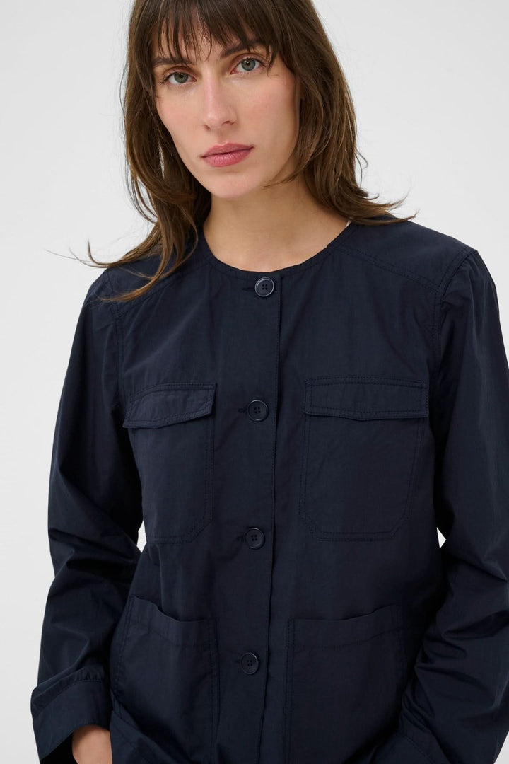 Veste légère utilitaire Aziza bleu marine avec coupe droite et col rond, parfaite pour un look moderne et structuré.