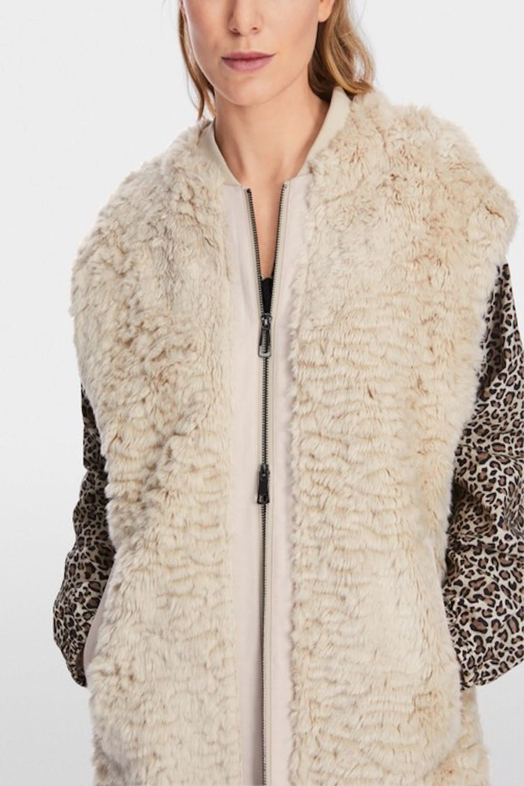 Veste longue en fourrure bouclée avec épaules recoupées et fermeture éclair, style élégant et confortable.