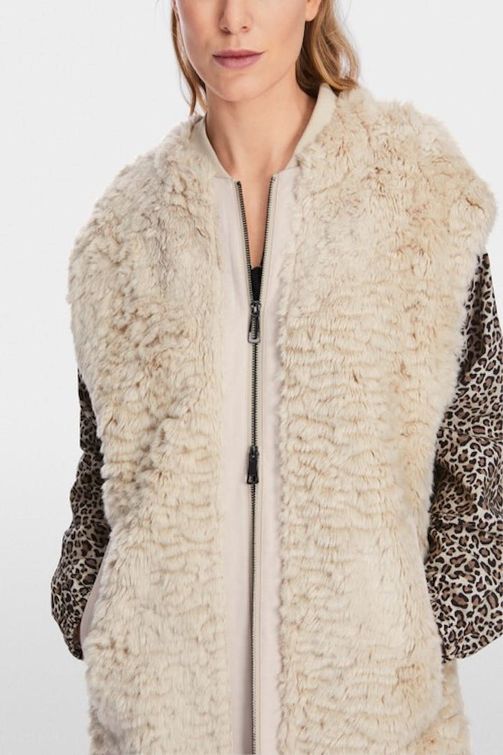 Veste longue en fourrure bouclée avec épaules recoupées et fermeture éclair, style élégant et confortable.