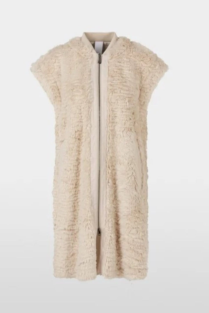 Veste longue en fourrure bouclée, ample, à col et fermeture éclair ton sur ton, couleur crème.