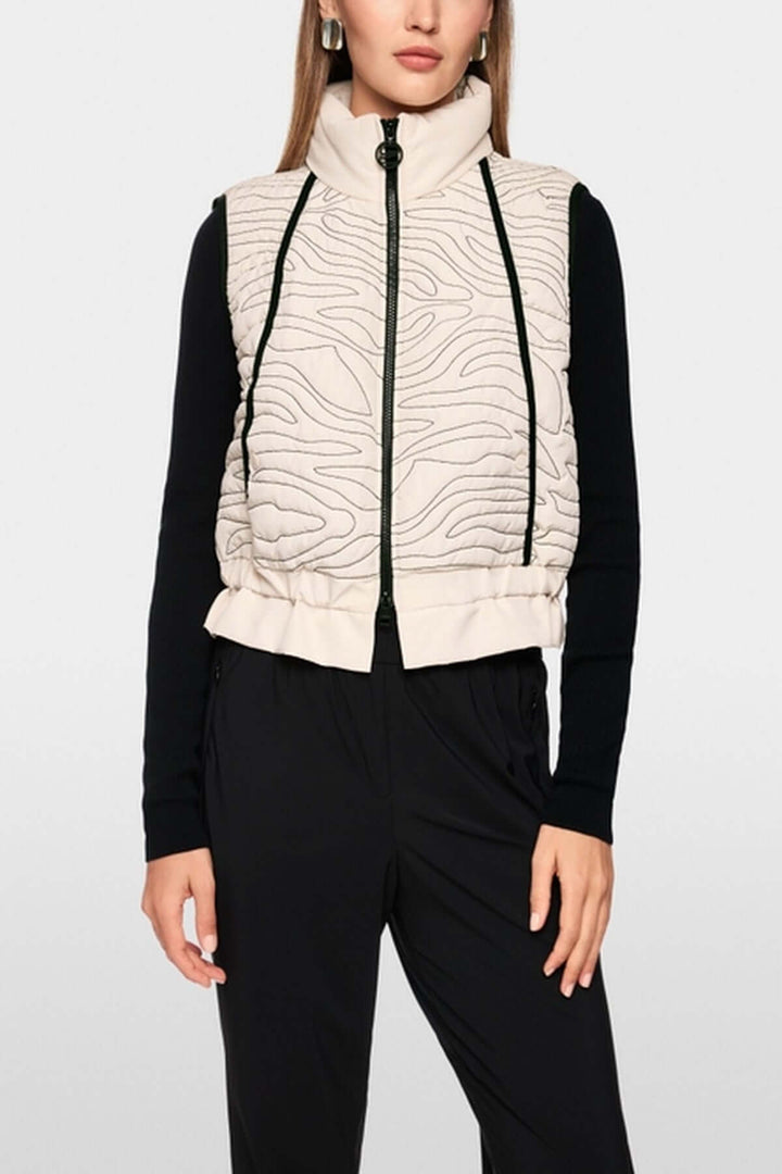 Veste matelassée avec surpiqûres ondulées, ceinture élastique et col montant, fermeture éclair visible, poches latérales.