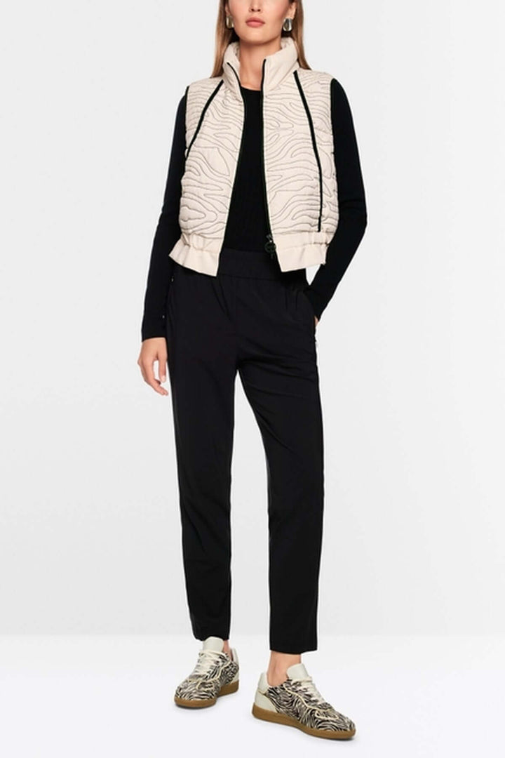 Veste matelassée avec surpiqûres ondulées et ceinture élastique, col montant pour confort, idéal pour journées fraîches.