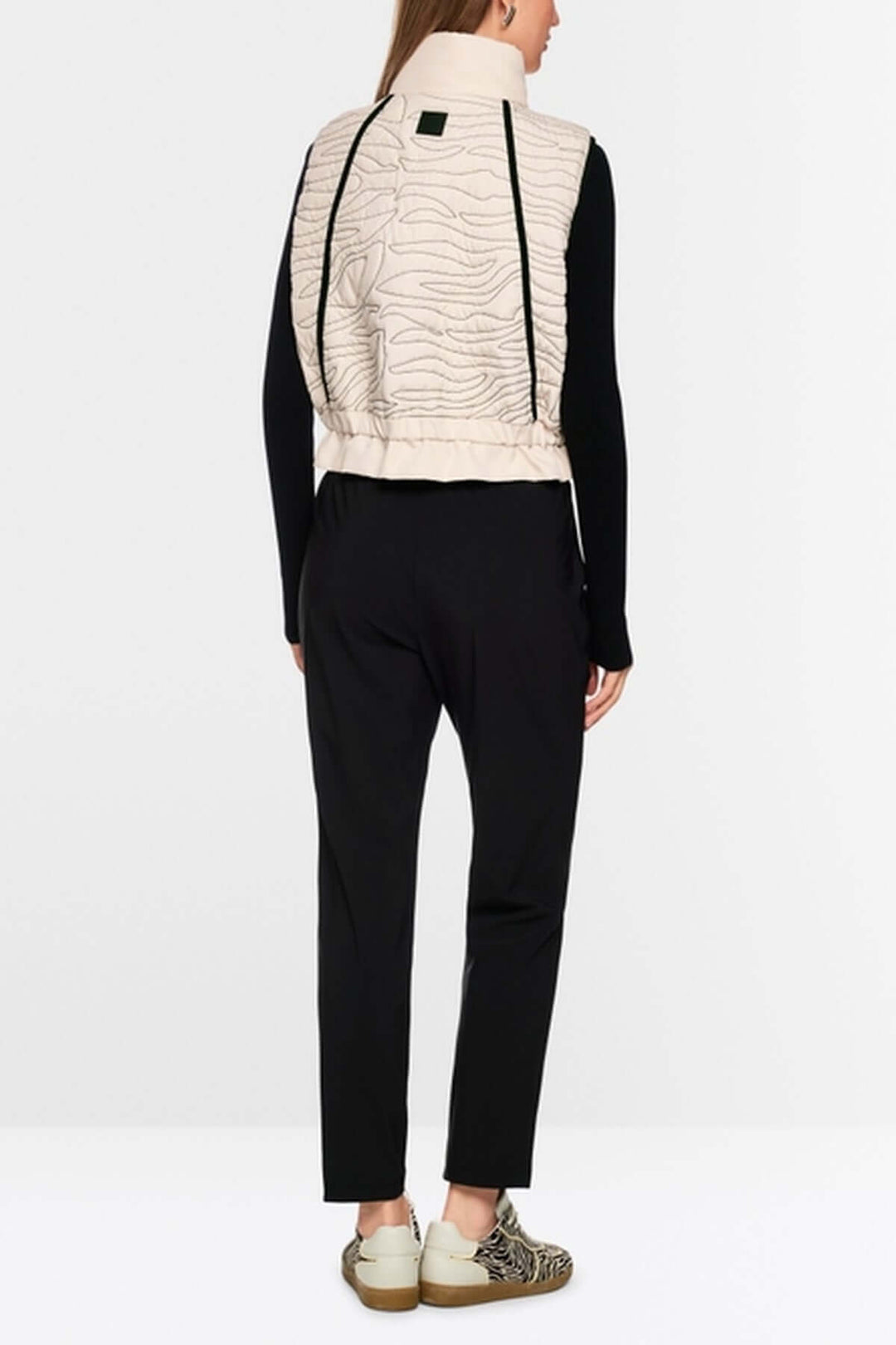 Veste matelassée avec surpiqûres ondulées, coupe ample moderne et ceinture élastique vue de dos.