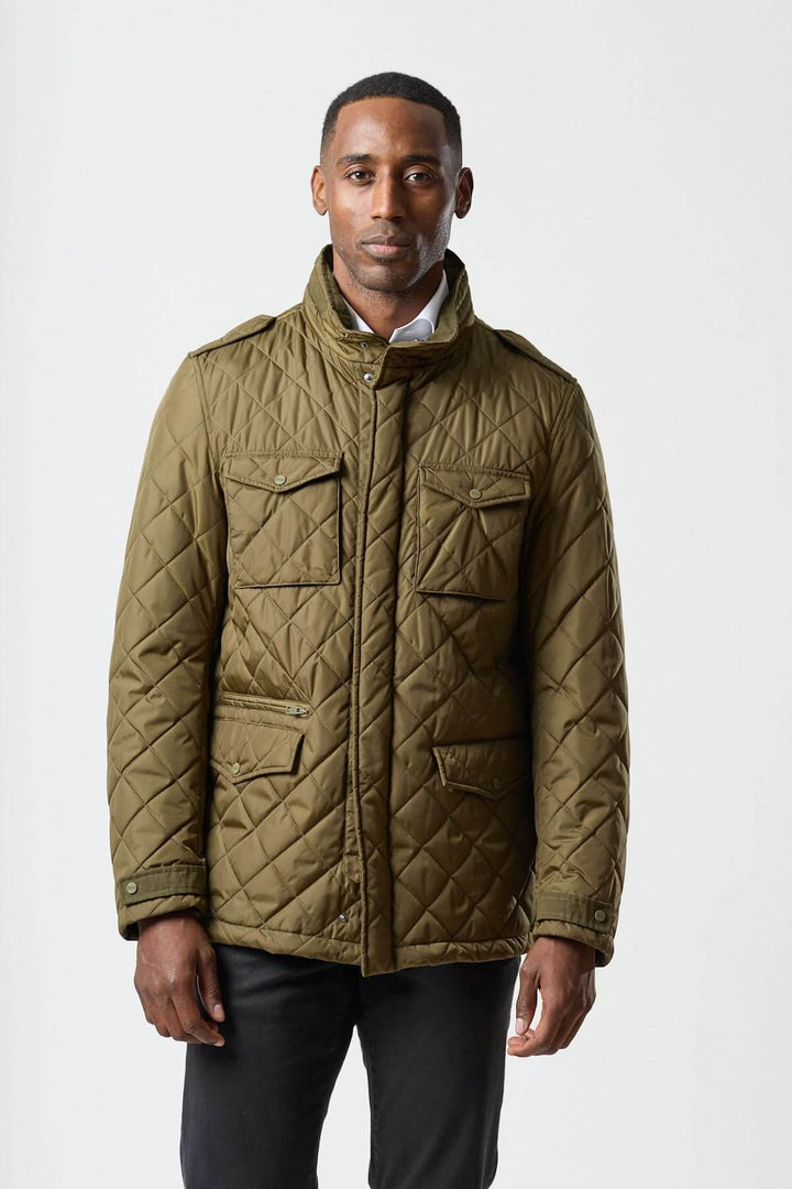 Veste matelassée à capuche escamotable pour un style utilitaire, légère et chaude, idéale pour la mi-saison et les journées fraîches.