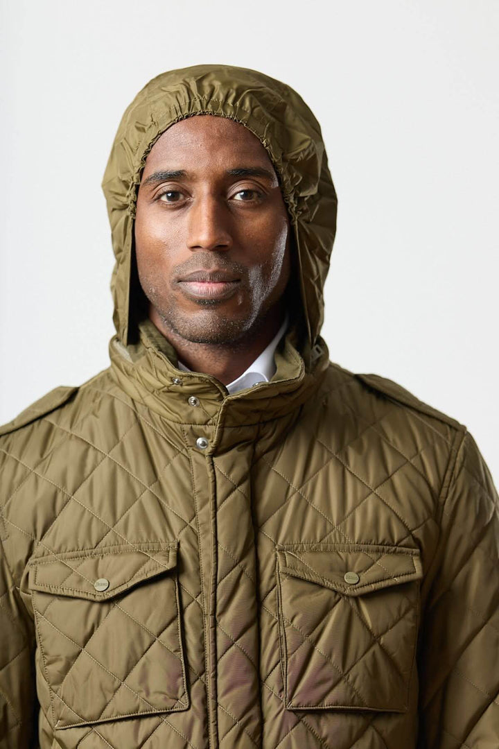 Veste matelassée à capuche escamotable en kaki, col montant, parfaite pour temps frais, style utilitaire et smart-casual.