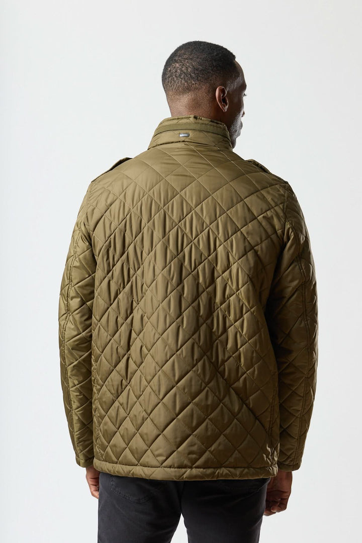 Veste matelassée à capuche escamotable de dos avec matelassage losange et col montant en tissu déperlant pour mi-saison.