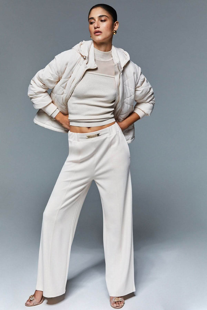 Femme portant une veste matelassée à capuchon moderne et élégante, idéale pour l&