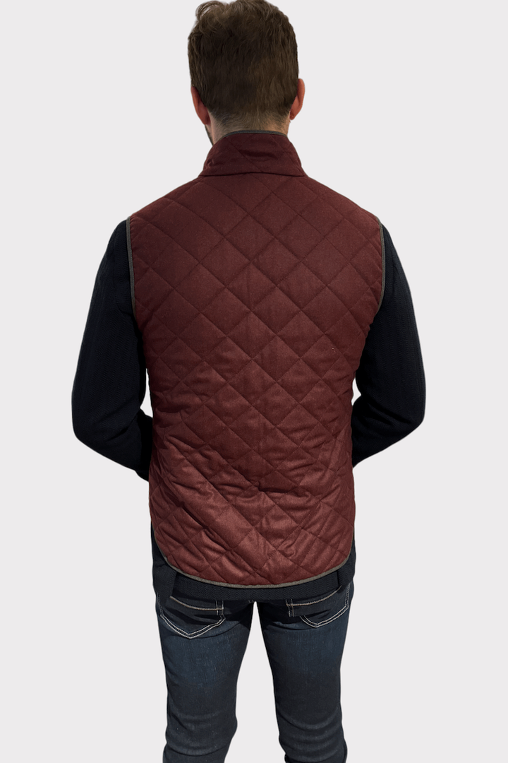 Homme portant une veste matelassée de laine marron vue de dos, idéale pour les journées fraîches.