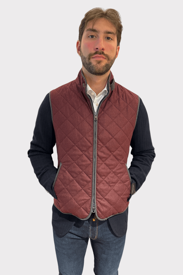 Homme portant une veste matelassée de laine élégante en bordeaux, parfaite pour un look décontracté ou formel.