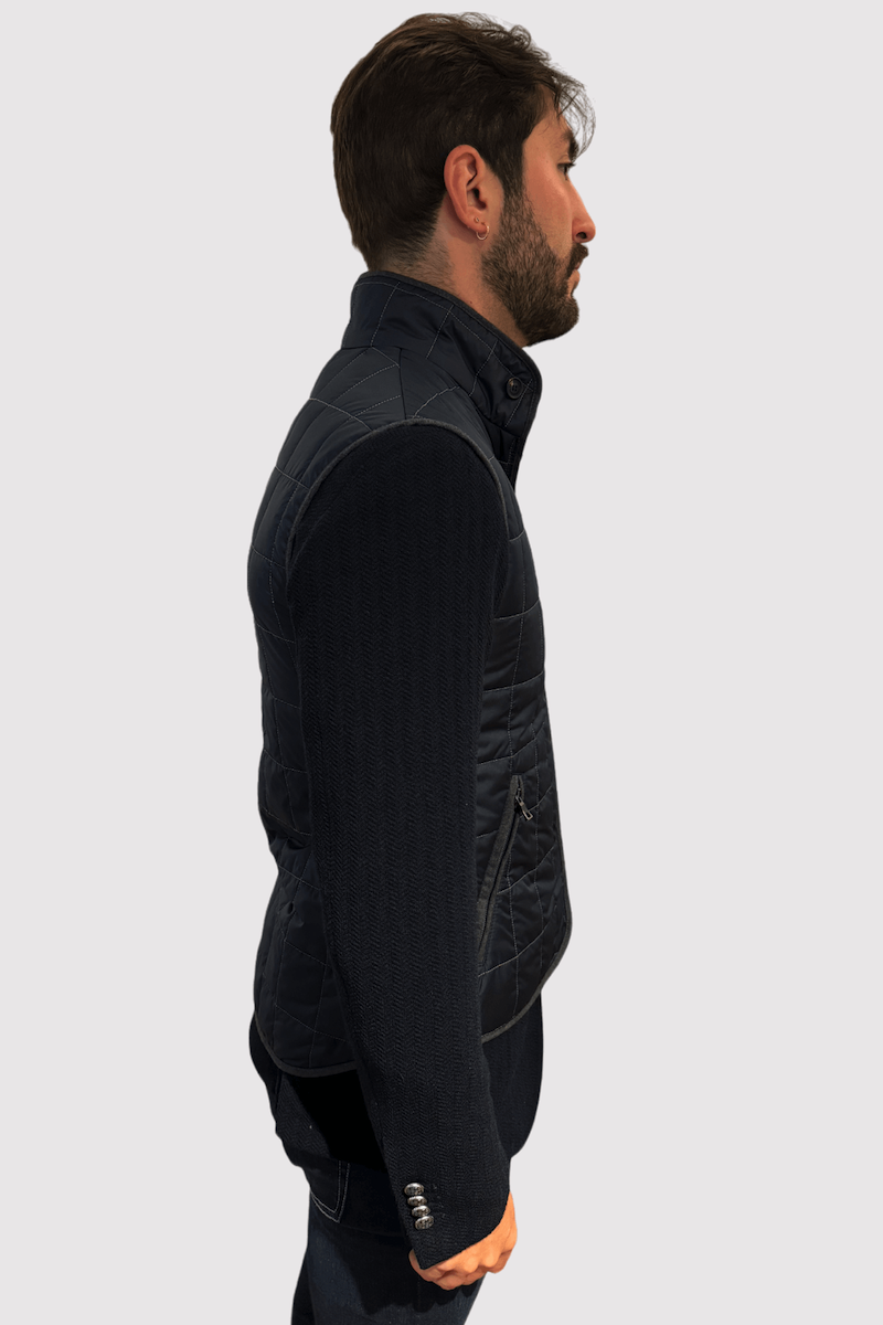 Veste matelassée en nylon noire, légère et élégante, parfaite pour les saisons intermédiaires.
