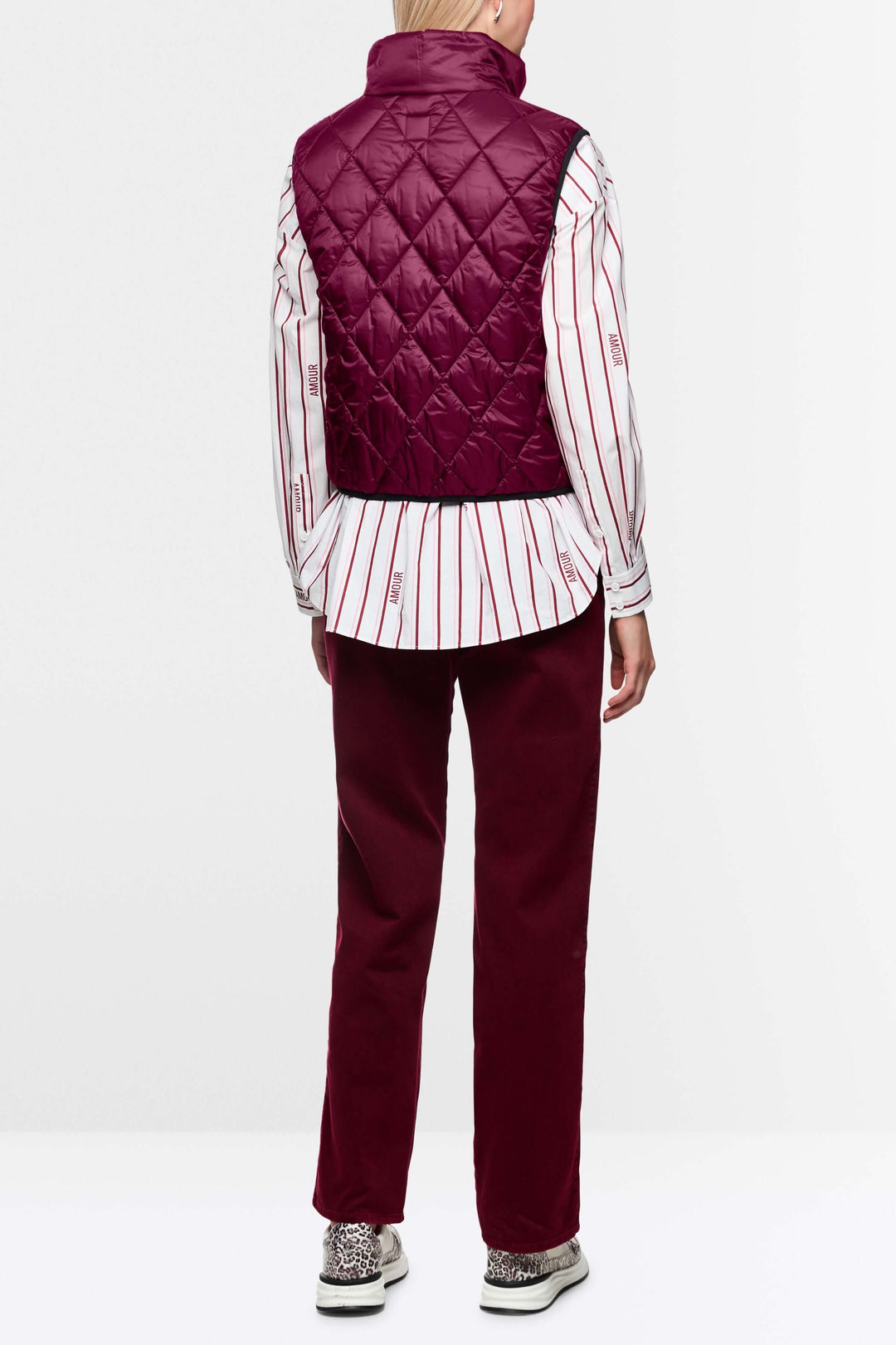 Veste sans manche réversible matelassée portée sur chemise à rayures et pantalon, vue arrière
