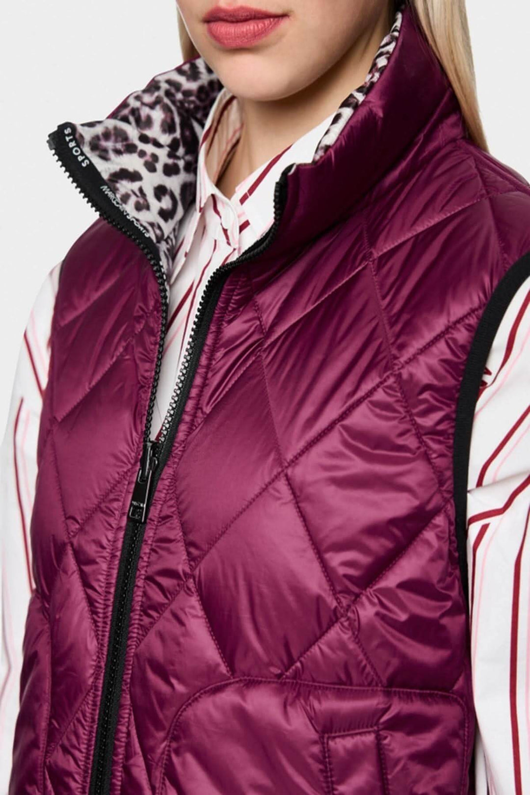 Veste sans manche réversible avec motif léopard et côté uni, fermeture éclair, poches latérales, col montant et logo Marc Cain Sports.