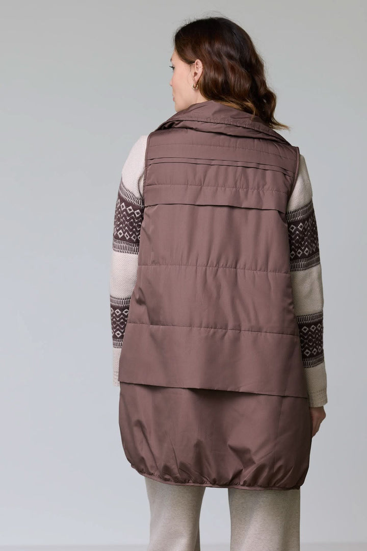 Veste sans manches matelassée brune, vue de dos, avec col montant, design moderne, idéale pour la mi-saison, silhouette élégante.