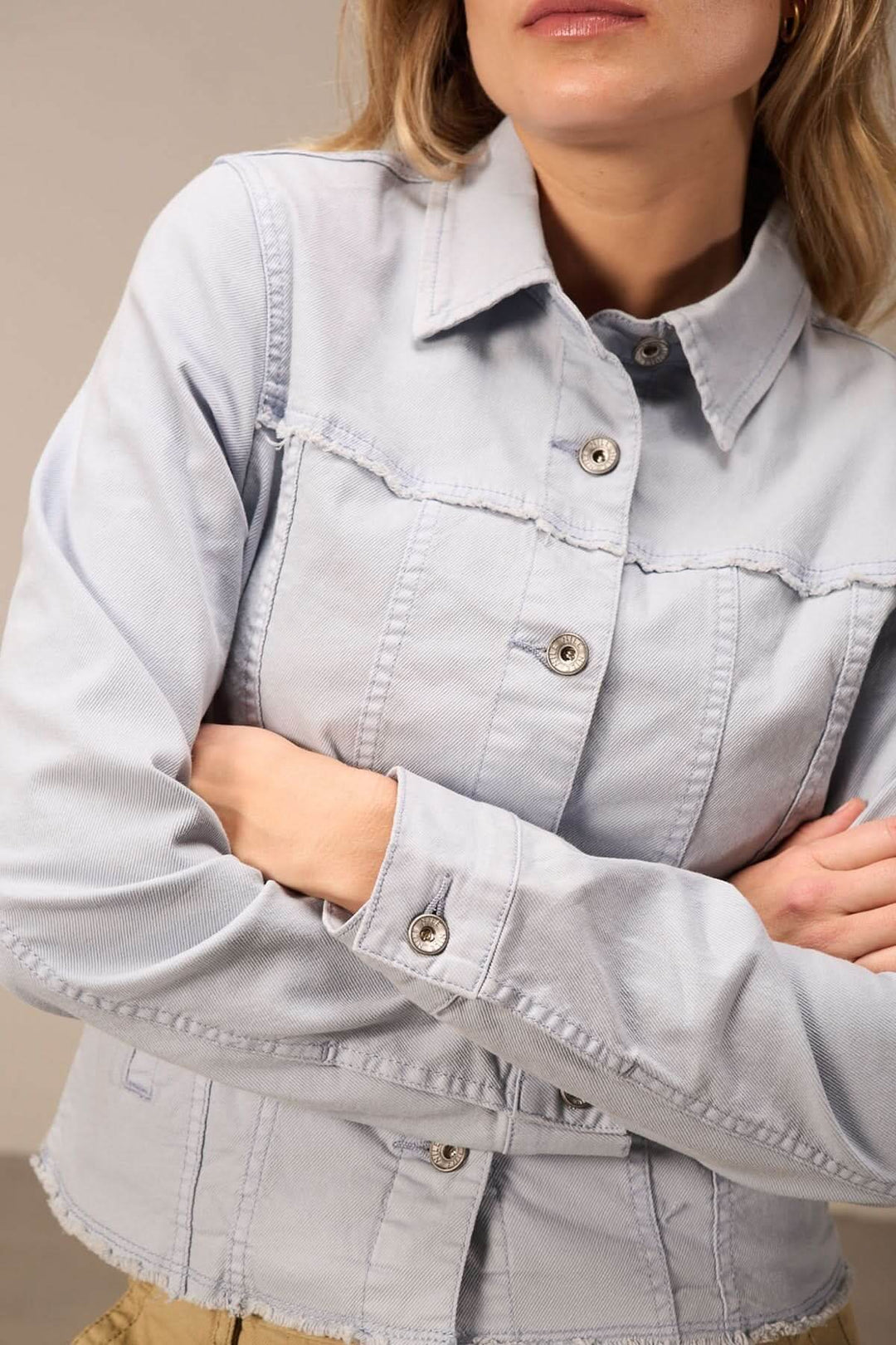 Veste sportive en coton bio, style décontracté, manches longues, coloris bleu clair, détail de boutons.