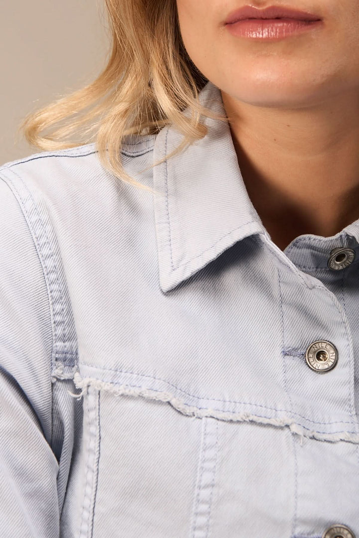 Femme portant une veste sportive en coton bio au look décontracté, avec un col et des boutons.