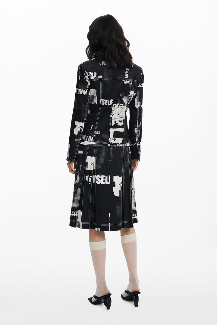 Veste style motard à imprimé typographique, vue de dos, montrant la coupe structurée. Idéale avec un jean large ou une robe fluide.
