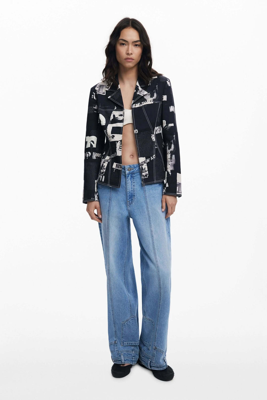 Veste style motard avec imprimé typographique, portée avec un jean large, pour un look audacieux et contemporain.