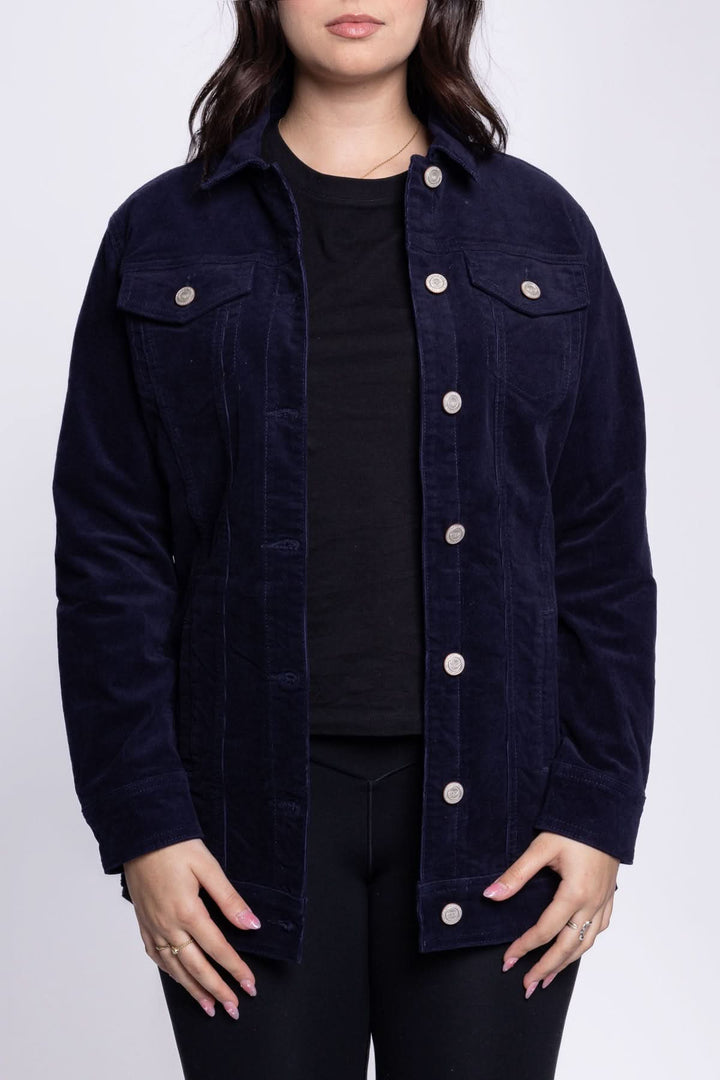 Veste velours côtelé mi-longue navy avec col, poches et boutons, parfaite pour un look décontracté ou habillé.