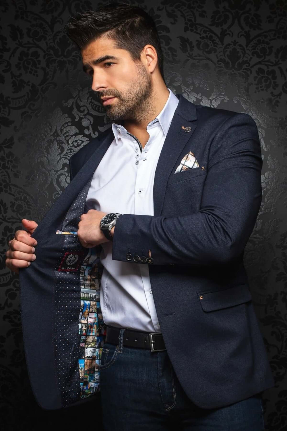 Homme portant un veston de style Ryan, avec col à revers cranté et poche poitrine, look moderne et raffiné.