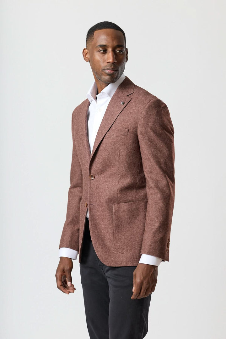 Homme portant un veston déstructuré en flanelle deux boutons, style élégant et urbain, idéal sur chemise ou col roulé.