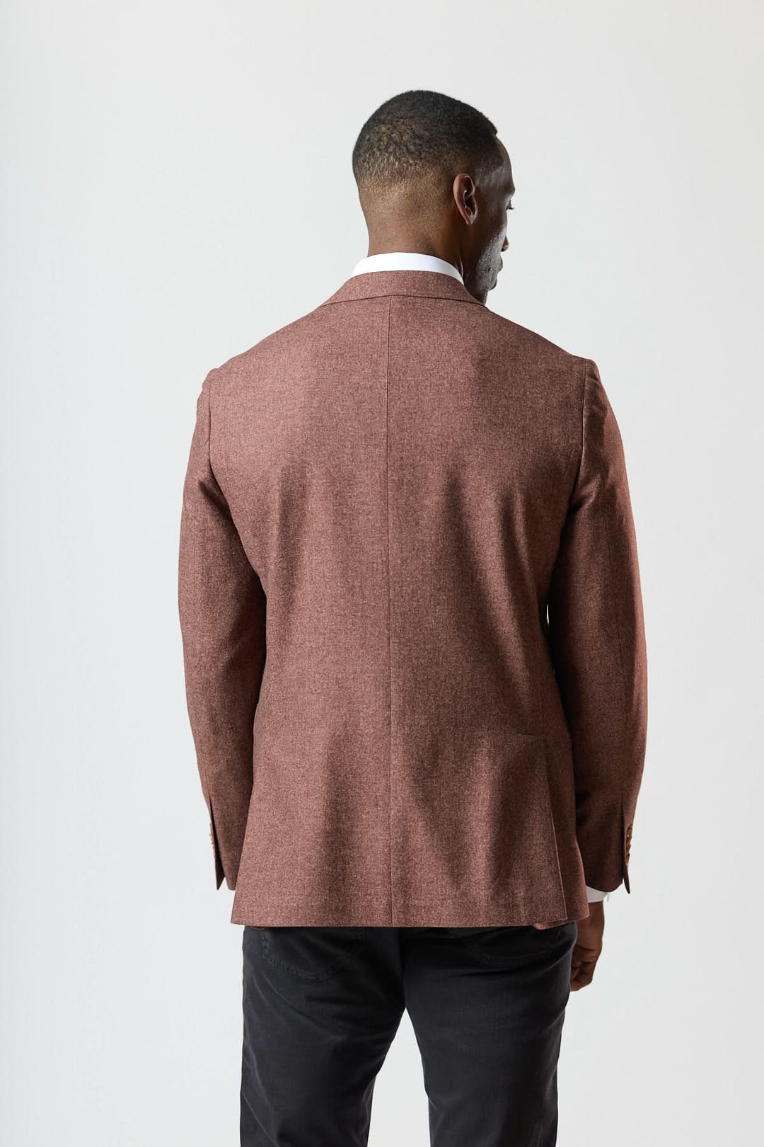 Veston déstructuré en flanelle deux boutons, vue arrière, homme portant une veste marron, coupe semi-ajustée, élégant et décontracté.